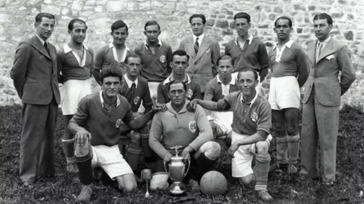 Photo d’équipe en noir et blanc, années 1930, joueurs autour d’une coupe