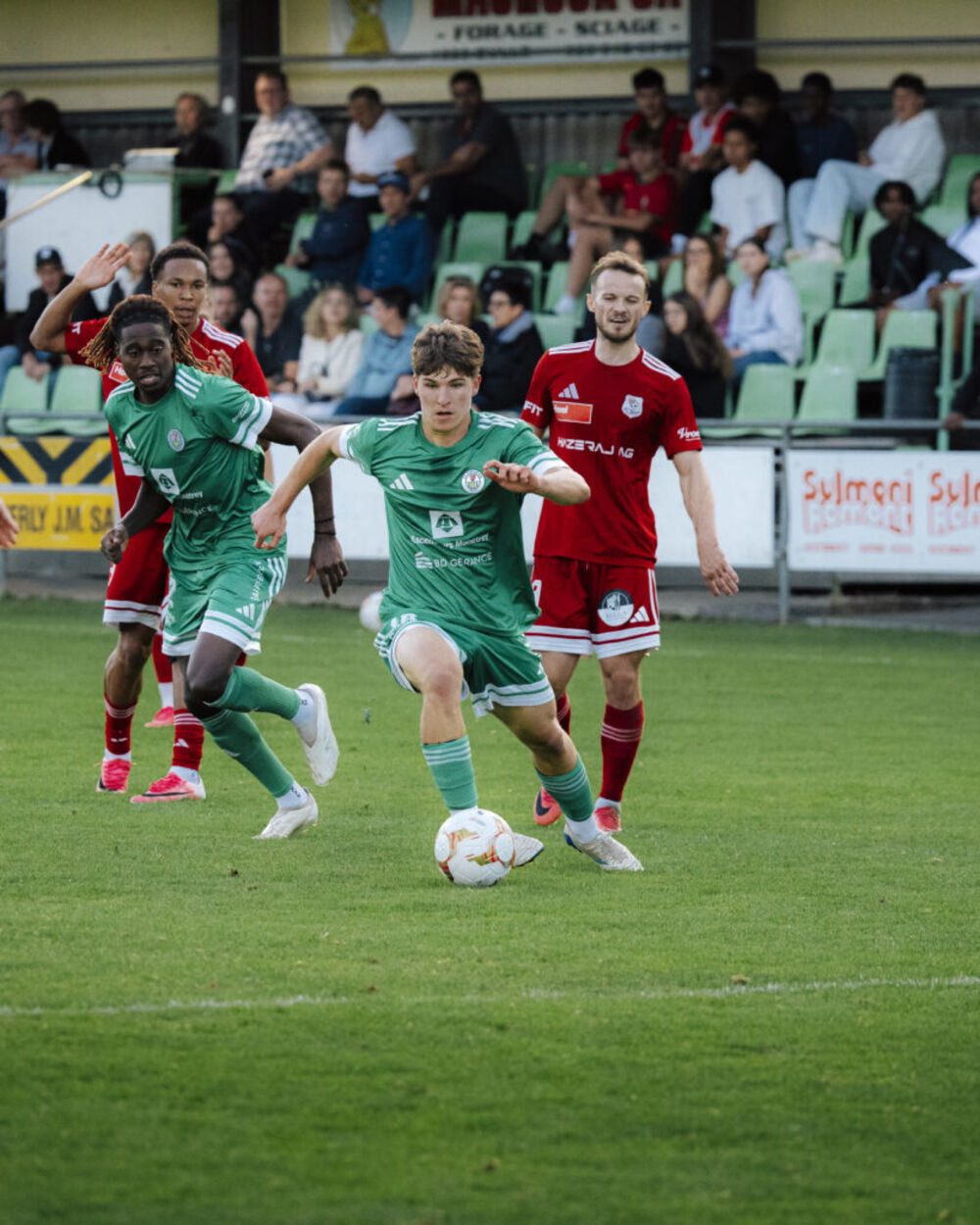 Joueurs du CS Romontois en vert lors d’un match au Glâney
