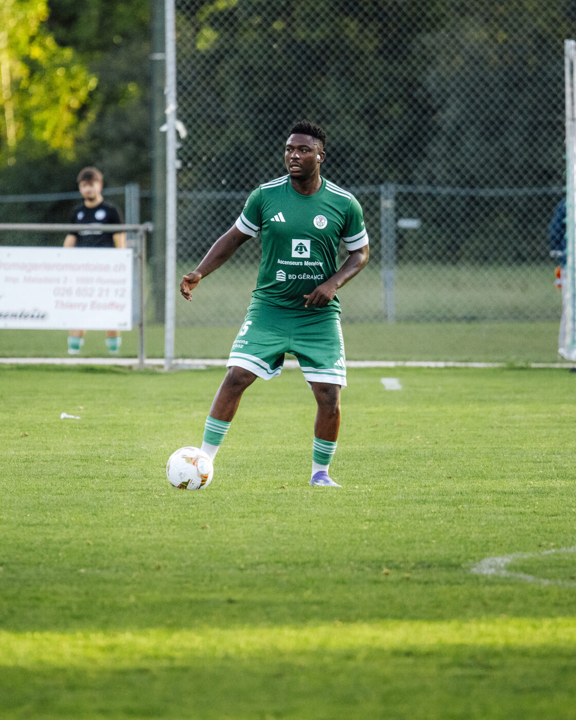 Un joueur du CS Romontois conduit le ballon au Stade du Glaney